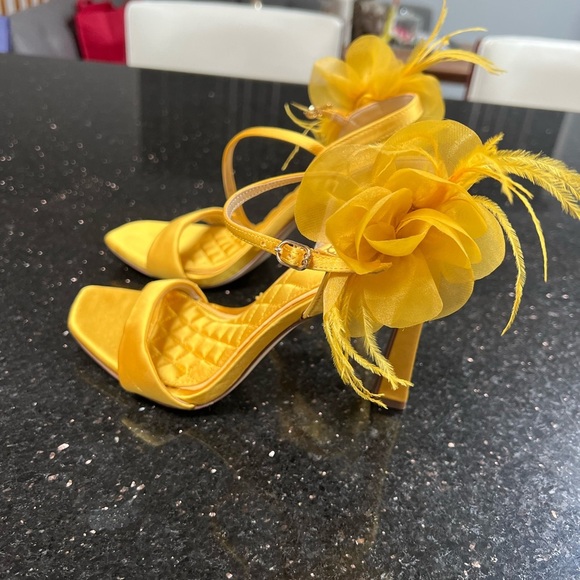 LEANA FLOWER STRAP HEEL size 5.5 sunflower satin sold out in stores - Picture 2 of 10